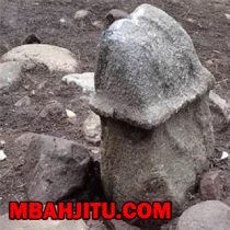Batu Berbentuk Penis Yang Digunakan Untuk Ritual Mistis